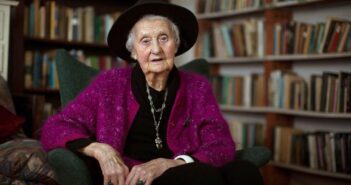 Mary Midgley em 2014. O biólogo Stephen Rose a chamou de “uma filósofa com o que muitos admiram, e alguns temem, como uma das canetas críticas mais afiadas do Ocidente”.Crédito...Leon Harris/eyevine, via Redux