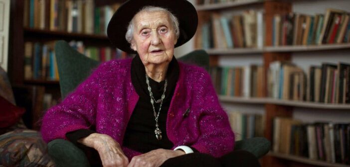 Mary Midgley em 2014. O biólogo Stephen Rose a chamou de “uma filósofa com o que muitos admiram, e alguns temem, como uma das canetas críticas mais afiadas do Ocidente”.Crédito...Leon Harris/eyevine, via Redux