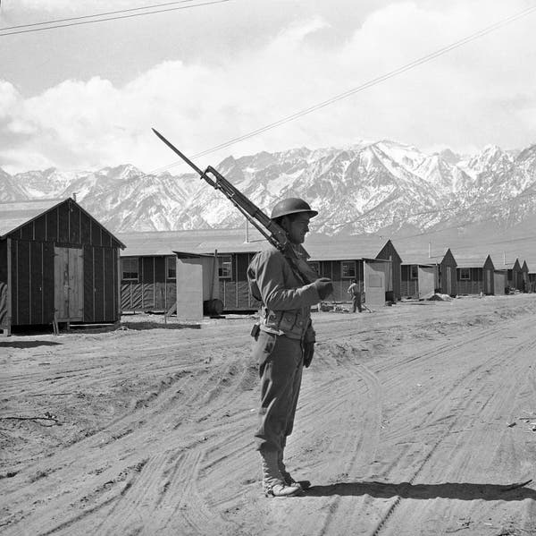 Um soldado americano montando guarda em Manzanar em 1943. No sopé da Sierra Nevada, o clima pode ser extremamente quente ou extremamente frio, e propenso a tempestades de poeira.Crédito...Imprensa associada Imagem