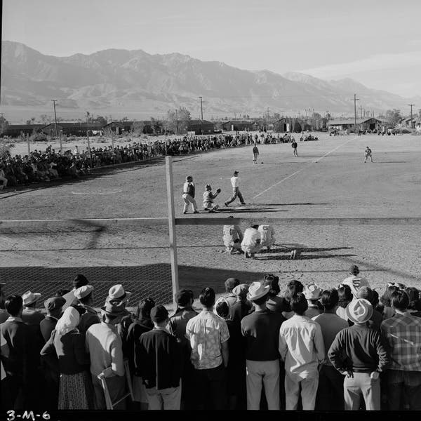 Presos jogando beisebol em Manzanar, um gostinho da vida normal e uma diversão durante o encarceramento.Crédito...Ansel Adams, via Biblioteca do Congresso