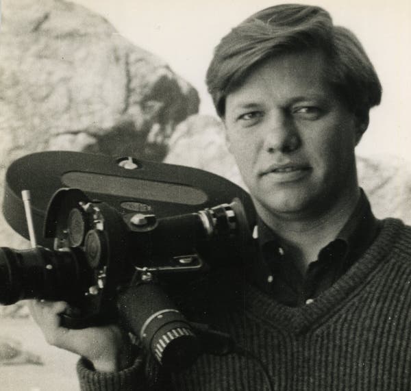 O diretor John Korty em uma foto sem data. No melhor de seu trabalho televisivo, ele buscou iluminar assuntos e perspectivas que não são frequentemente abordados no mainstream.Crédito...via Família Korty