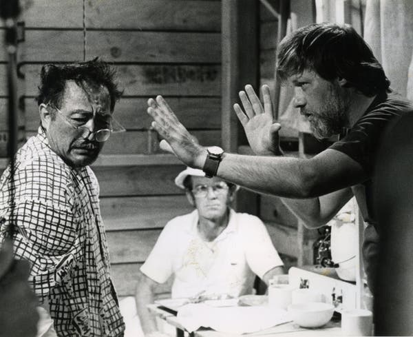 O Sr. John Korty no set de “Farewell to Manzanar”, seu filme de TV de 1976 sobre a internação de nipo-americanos durante a Segunda Guerra Mundial.Crédito...via Família Korty