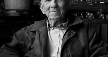 O historiador Charles G. Sellers em 2007. Seu comprometimento com causas progressistas era evidente em seus escritos e também em suas políticas.Crédito...Eric Etheridge