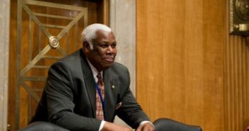 Bertie Bowman em 2009. Ele começou a trabalhar no Capitólio em 1944. O senador J. William Fulbright o contratou para ser secretário do Comitê de Relações Exteriores em 1965.Crédito...Chamada, via Associated Press