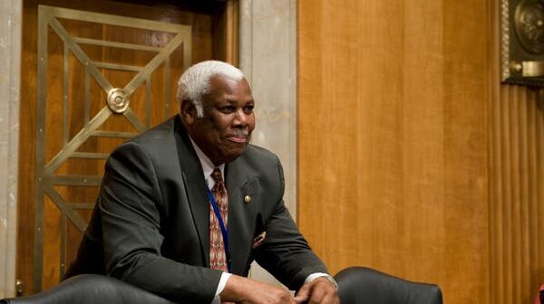 Bertie Bowman em 2009. Ele começou a trabalhar no Capitólio em 1944. O senador J. William Fulbright o contratou para ser secretário do Comitê de Relações Exteriores em 1965.Crédito...Chamada, via Associated Press