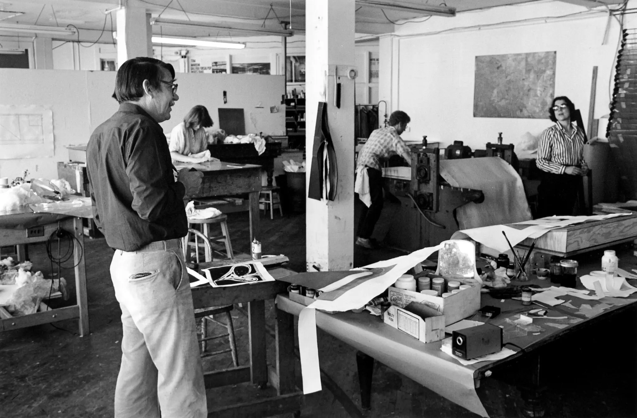 Sra. Brown, extrema direita, em 1982, trabalhando com Richard Diebenkorn no estúdio Crown Point Press.Crédito...Colin McRae, via Crown Point Press