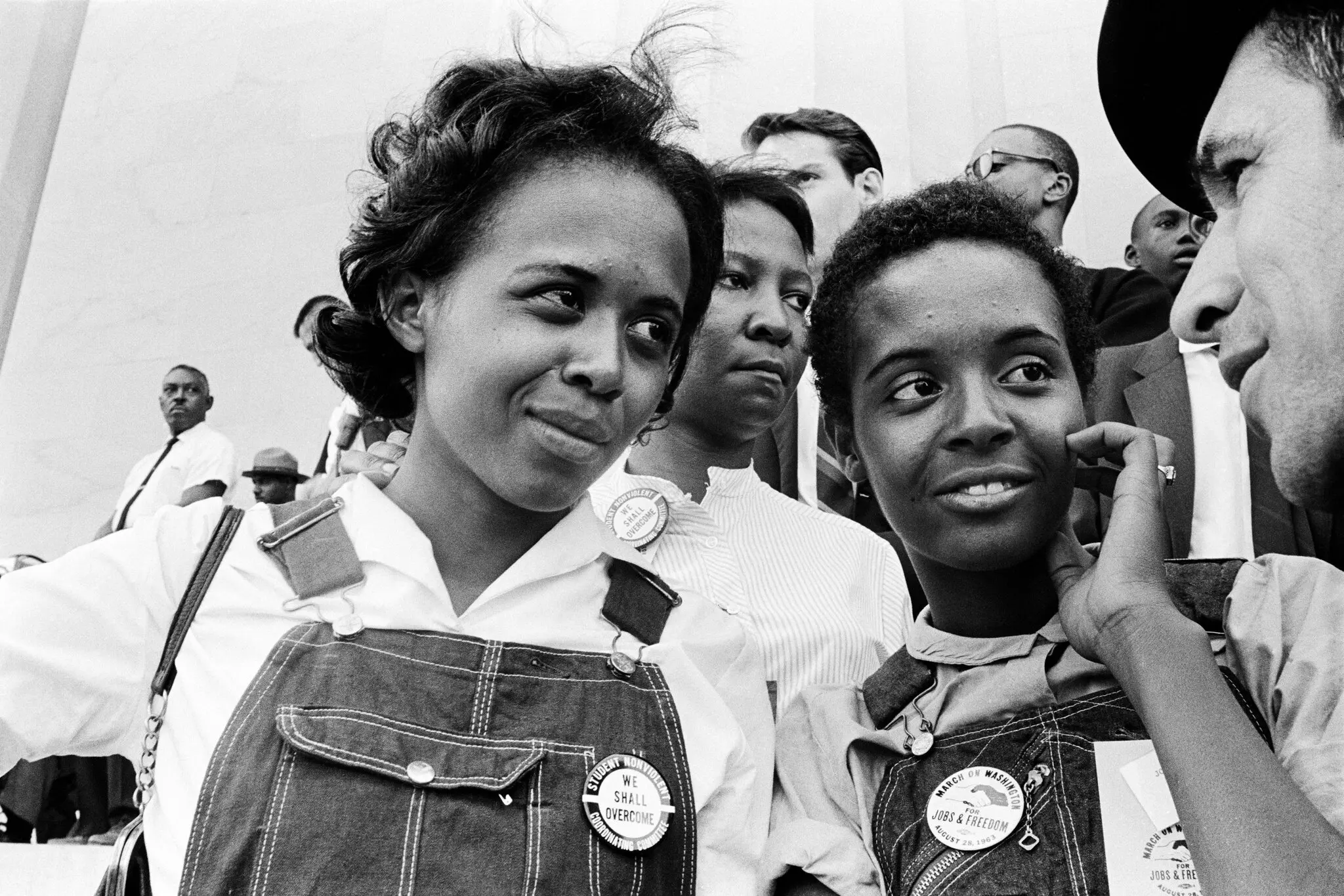 Dorie Ladner, à esquerda, e sua irmã Joyce na Marcha em Washington em 1963. A Sra. Ladner participou de praticamente todas as principais marchas pelos direitos civis da década de 1960.Crédito...Fotos de Danny Lyon Magnum