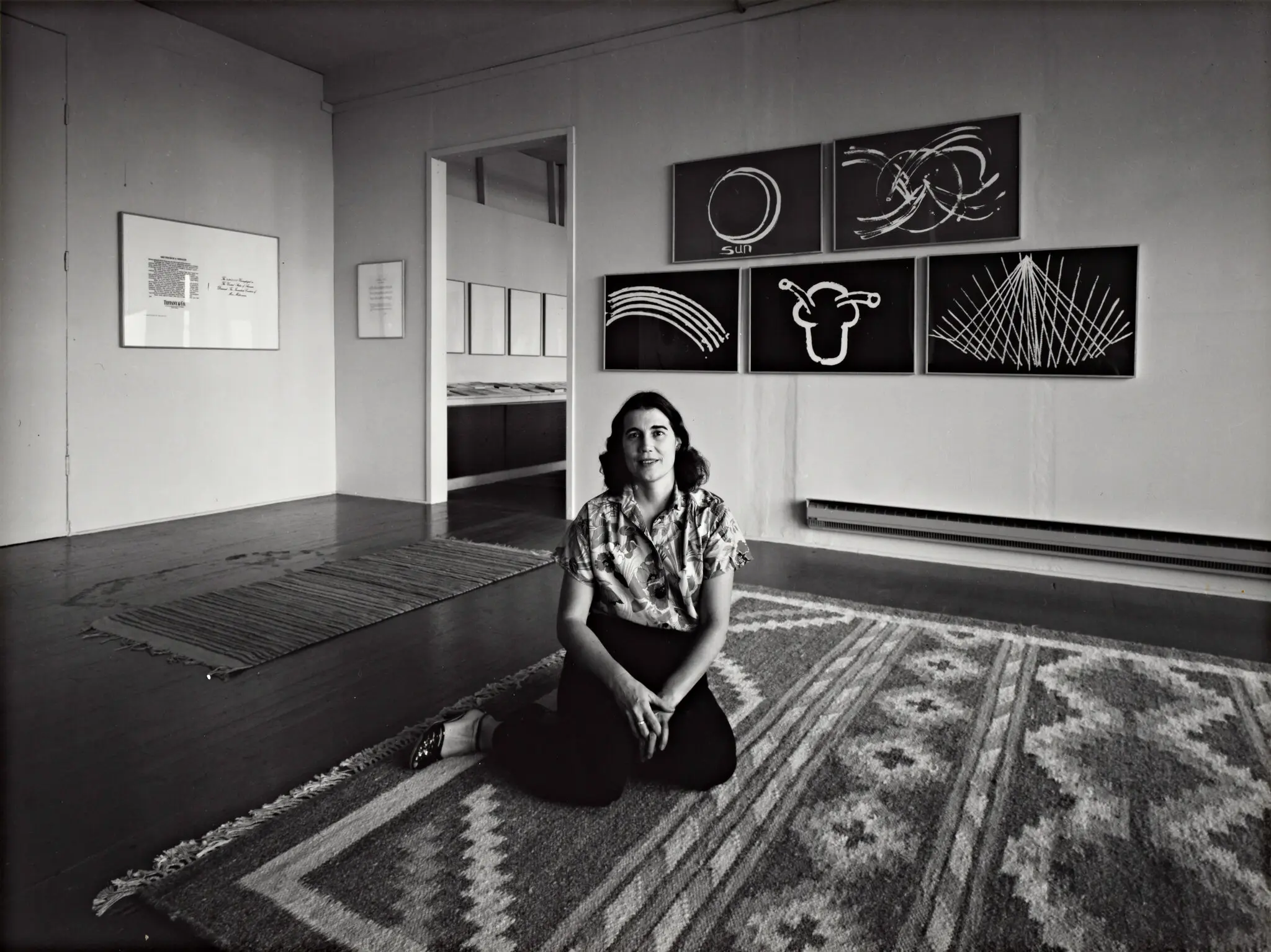 Kathan Brown em 1980. A maioria dos artistas com quem ela trabalhou não tinha experiência com gravura em talhe doce, e isso criou “uma oportunidade de correr alguns riscos”, ela disse.Crédito...Leo Holub, via Cantor Arts Center da Universidade de Stanford; doação do artista em homenagem a Anita Mozley