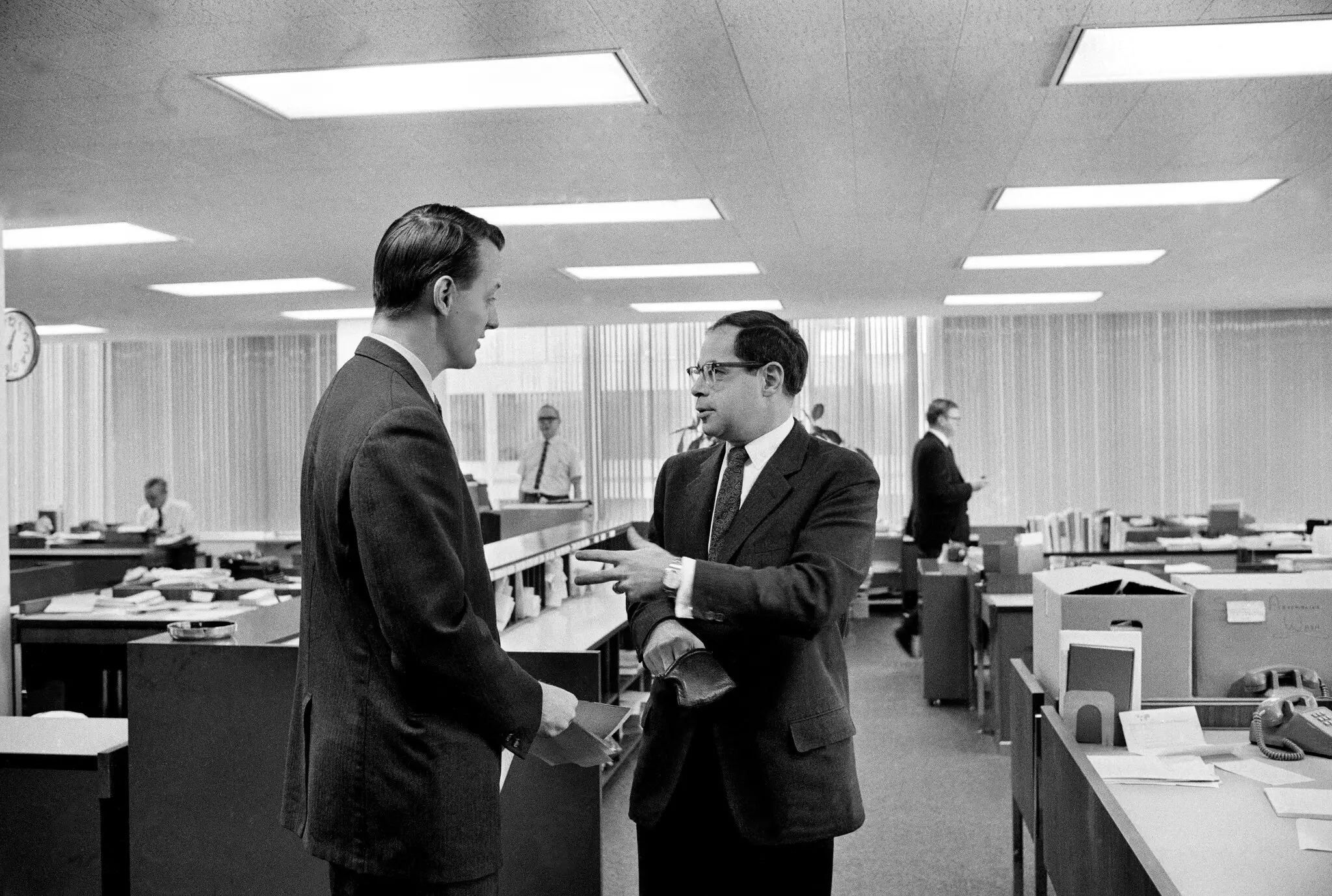 O Sr. Frankel conversou com o repórter Hedrick Smith no escritório do The Times em Washington em 1969. O Sr. Frankel era o chefe do escritório e o principal correspondente em Washington na época.Crédito...George Tames/The New York Times