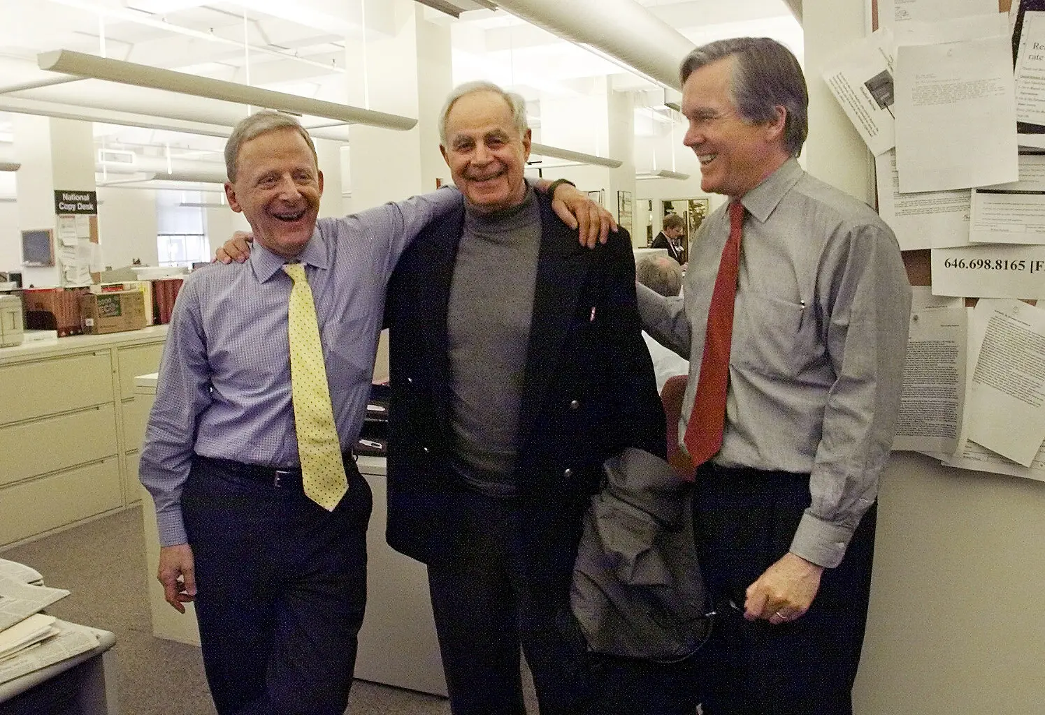 O Sr. Max Frankel na redação do Times em 2001, ladeado por seu sucessor como editor executivo, Joseph Lelyveld, à esquerda, e Bill Keller, que era o editor-chefe na época e mais tarde atuou como editor executivo.Crédito...Ruth Fremson