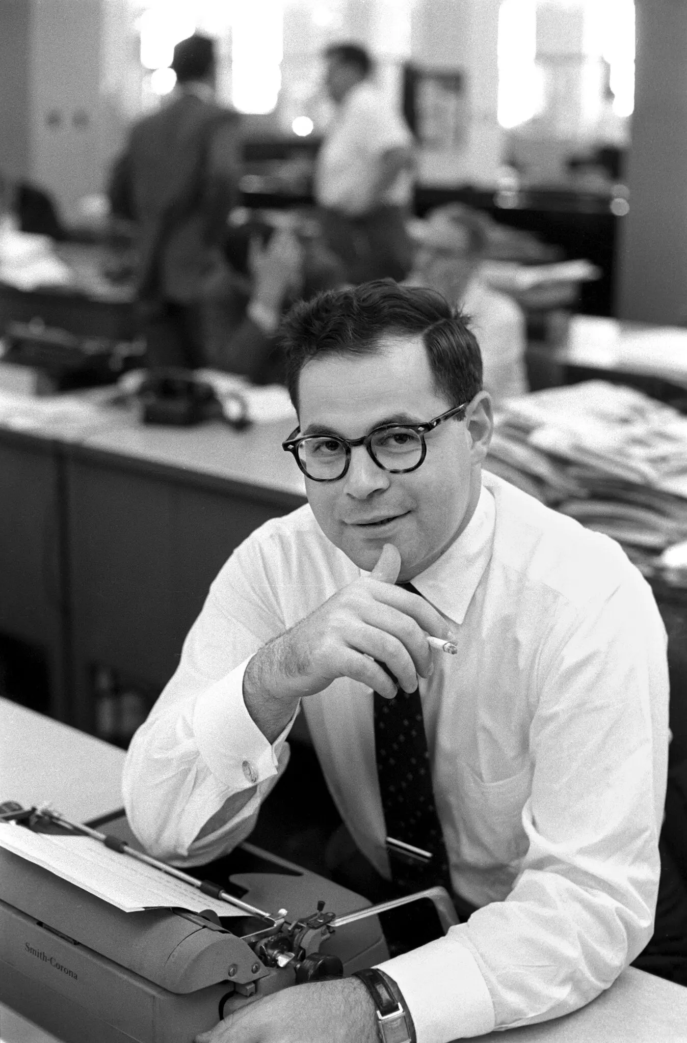 Sr. Max Frankel em 1959, quando era correspondente em Moscou para o The Times. Repórteres americanos lá tinham que trabalhar sob restrições rigorosas das autoridades soviéticas.Crédito...Ben Martin/Getty Images