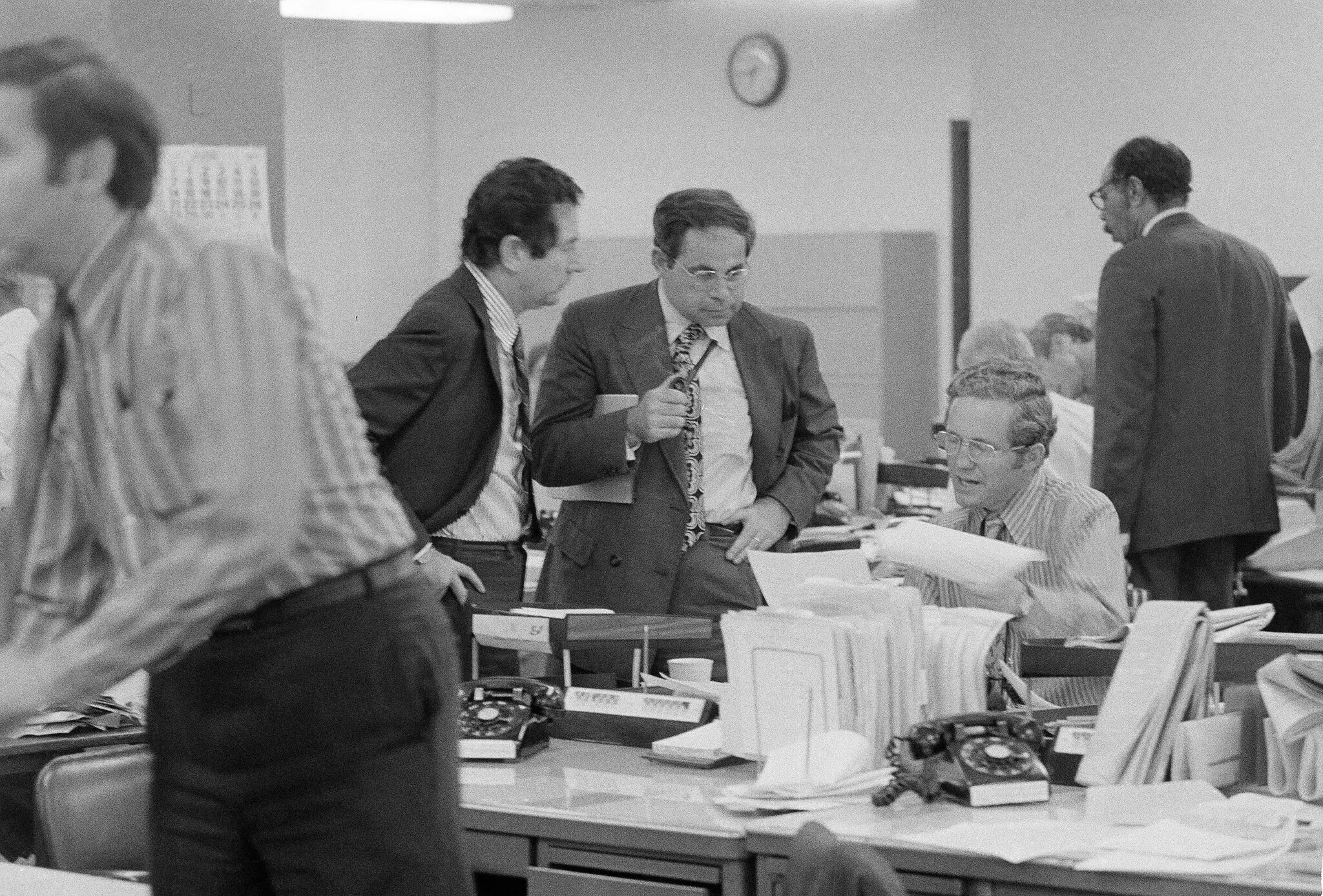 Sr. Frankel, centro, na redação do Times em junho de 1971 durante a publicação dos documentos do Pentágono pelo jornal. Ele era o correspondente chefe de Washington na época. Ele e James Greenfield, o editor estrangeiro, estavam falando com o correspondente de Washington Fred P. Graham, sentado.Crédito...Imprensa associada