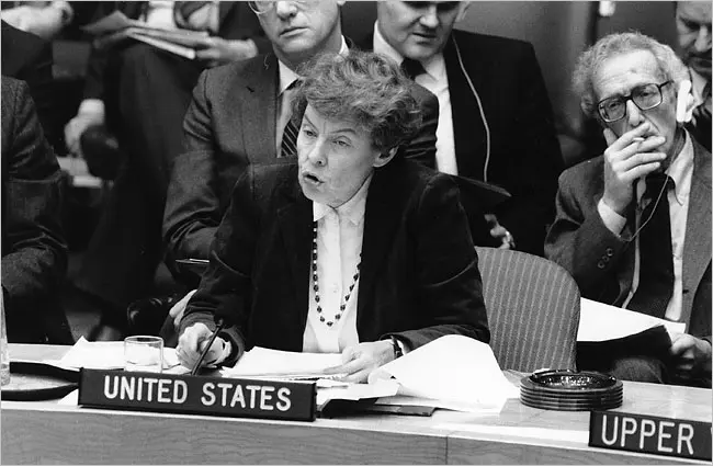 Jeane J. Kirkpatrick representando os EUA no Conselho de Segurança das Nações Unidas em 1984. Crédito...Joel Landau/Associated Press