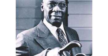 Viva e Deixe Morrer (1973). Uma foto promocional de Julius Harris como o formidável homem de um braço só. (Crédito da fotografia: Cortesia © Copyright All Rights Reserved/ © Pinterest ®/ REPRODUÇÃO/ TODOS OS DIREITOS RESERVADOS)