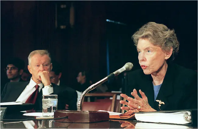 Jeane J. Kirkpatrick testemunhou no Capitólio com Zbigniew Brezinski, ex-conselheiro de segurança nacional, em 1997. Crédito...Joyce Naltchayan/AFP--Getty Images
