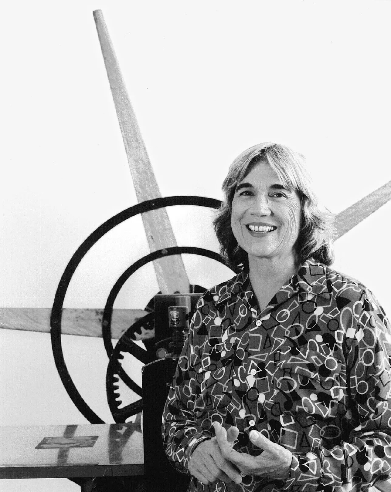 Sra. Kathan Brown em 1998 com a prensa de gravura que ela trouxe da Escócia. (Crédito...via Crown Point Press)