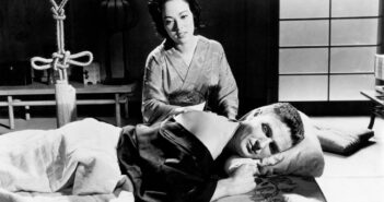 Yoshiko Yamaguchi e Robert Stack em “House of Bamboo”, de 1955. A Sra. Yamaguchi desempenhou seus papéis principais na Ásia.Crédito...20th Century Fox, via Photofest