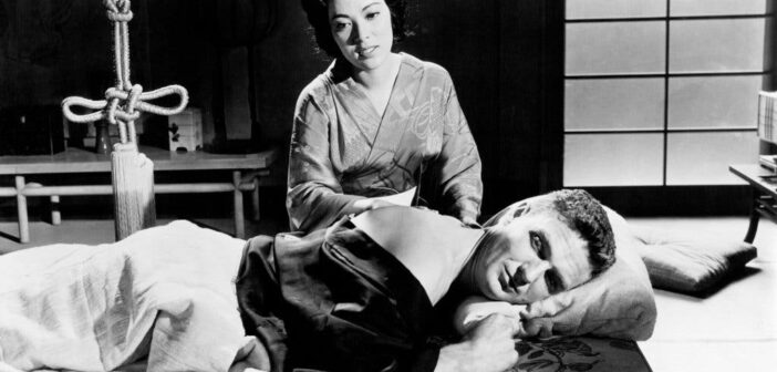 Yoshiko Yamaguchi e Robert Stack em “House of Bamboo”, de 1955. A Sra. Yamaguchi desempenhou seus papéis principais na Ásia.Crédito...20th Century Fox, via Photofest