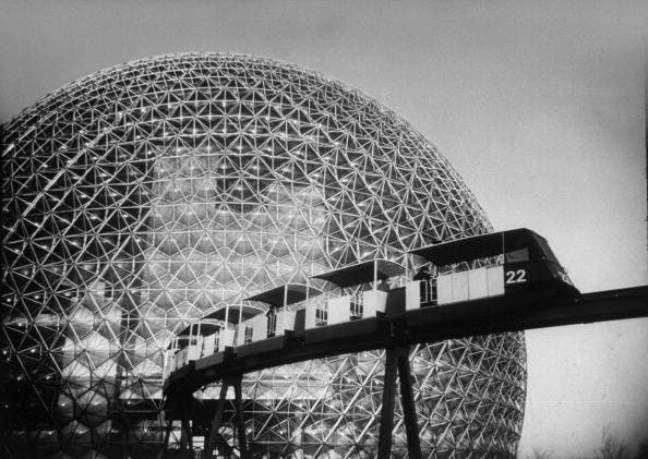 A cúpula que serviu como pavilhão dos Estados Unidos na Expo 67 em Montreal. Buckminster Fuller era a figura pública do projeto, mas o Sr. Sadao "foi o principal responsável pelo que ele chamou de 'trabalho físico' na cúpula", disse um biógrafo de Fuller.Crédito...Mark Kauffman/Coleção de Imagens LIFE, via Getty Images