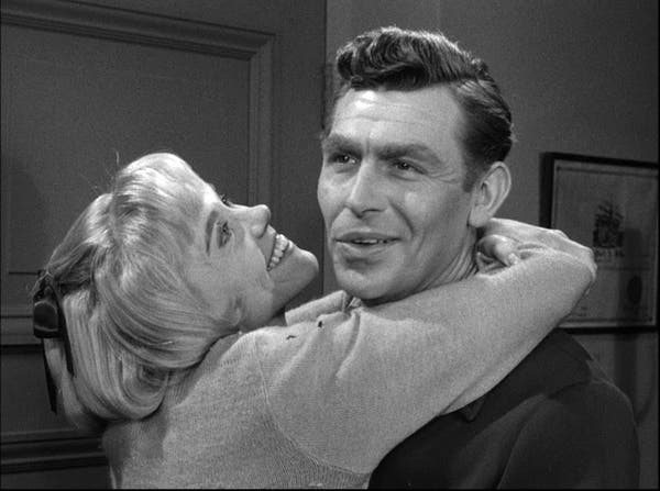 Maggie Peterson com Andy Griffith no primeiro dos cinco episódios de “The Andy Griffith Show”, no qual ela apareceu como Charlene Darling, um membro da família musical Darling.Crédito...via IMDb