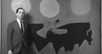 Martin Friedman, diretor do Walker Art Center em Minneapolis, diante da pintura “Trio” de Adolph Gottlieb, em 1966.Crédito...Arquivos do Walker Art Center