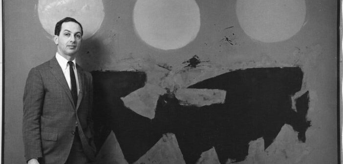 Martin Friedman, diretor do Walker Art Center em Minneapolis, diante da pintura “Trio” de Adolph Gottlieb, em 1966.Crédito...Arquivos do Walker Art Center