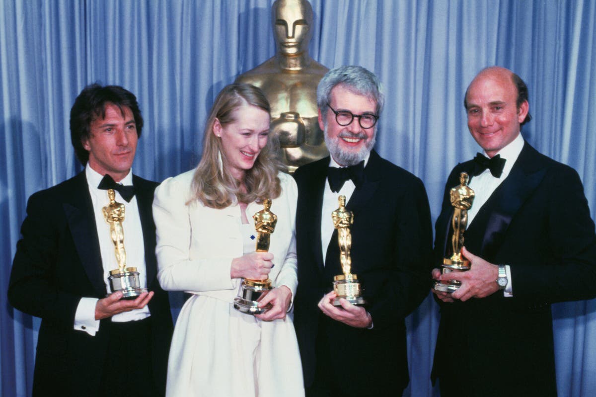 Da esquerda para a direita, Dustin Hoffman, Meryl Streep, Sr. Benton e Stanley R. Jaffe na cerimônia do Oscar de 1980 com os Oscars que ganharam por "Kramer vs. Kramer". O Sr. Hoffman foi premiado como melhor ator principal, e a Sra. Streep, como melhor atriz coadjuvante. O Sr. Benton venceu nas categorias de roteiro e direção. O Sr. Jaffe foi o produtor do filme.Crédito...Arquivo Bettmann, via Getty Images