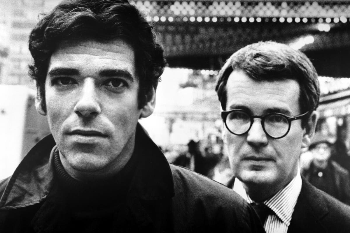 David Newman, à esquerda, e o Sr. Benton em 1967. Eles se conheceram quando ambos trabalhavam na revista Esquire e colaboraram em “Bonnie e Clyde” e outros filmes.Crédito...Coleção Everett