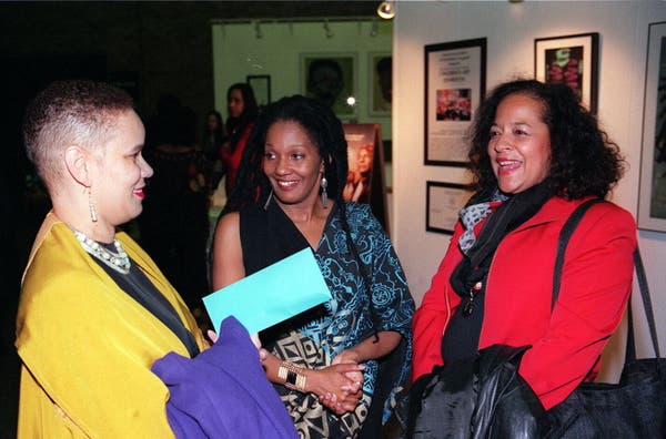 Sra. Materre, à direita, com Kathryn Bowser da KJM3 Entertainment, à esquerda, e Kay Shaw do National Black Programming Consortium na estreia do filme “Follow Me Home” em Nova York em 1997.Crédito...Ozier Muhammad/The New York Times