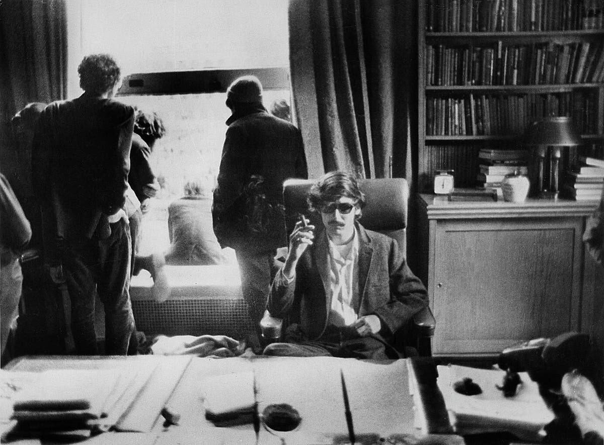 O Sr. Shapiro experimentou a fama pela primeira vez, ainda que involuntariamente, quando foi fotografado no escritório do presidente da Universidade de Columbia durante a revolta estudantil de 1968.