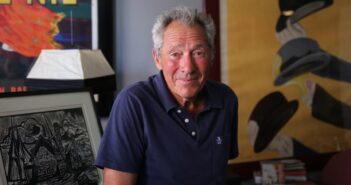 Israel Horovitz em 2014, em sua casa em Manhattan. Ele escreveu dezenas de peças ao longo de sua carreira.Crédito...Richard Perry/The New York Times