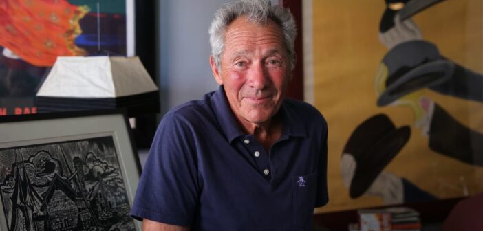 Israel Horovitz em 2014, em sua casa em Manhattan. Ele escreveu dezenas de peças ao longo de sua carreira.Crédito...Richard Perry/The New York Times