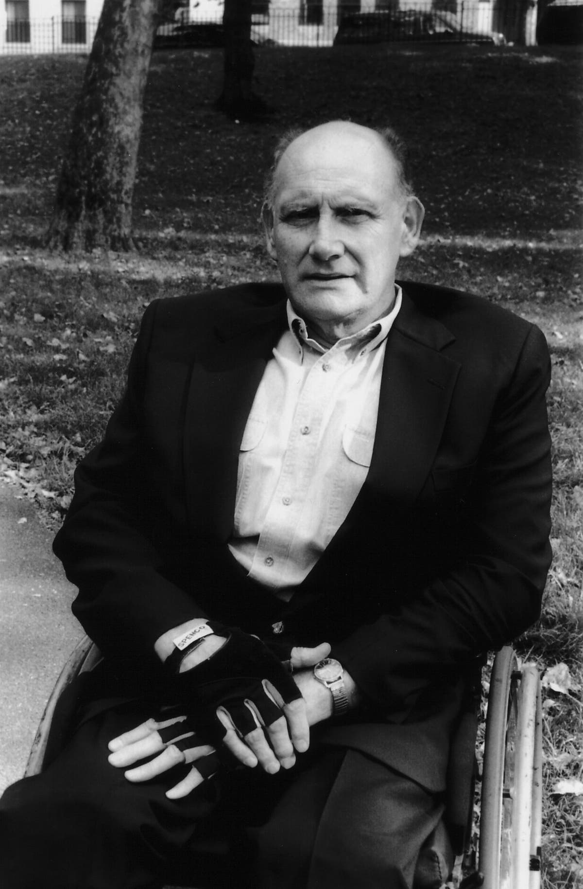 Mais tarde, após 40 anos andando de muletas, o Sr. Kriegel optou por usar uma cadeira de rodas permanentemente. Ele não viu a mudança como uma derrota, pois encarava o ato de reaprender a andar mais como uma necessidade bruta do que como um triunfo.Crédito...via Beacon Press