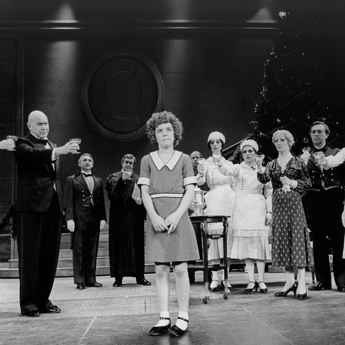 Andrea McArdle, no papel-título, com Sandy Faison (esquerda) e Reid Shelton (segundo da esquerda) em “Annie”. O maior sucesso do Sr. Strouse estreou na Broadway em 1977 e ficou em cartaz por quase seis anos.Crédito...Festival de fotos