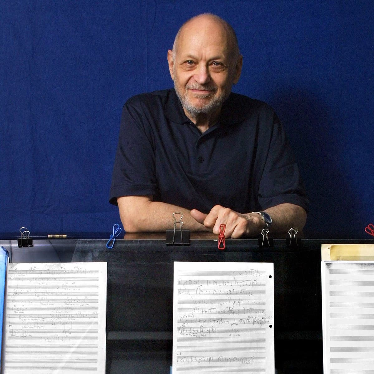 O compositor Charles Strouse em 2002. Seus sucessos na Broadway incluem “Annie”, com letra de Martin Charnin, e “Bye Bye Birdie”, com letra de Lee Adams.Crédito...Chester Higgins Jr./The New York Times