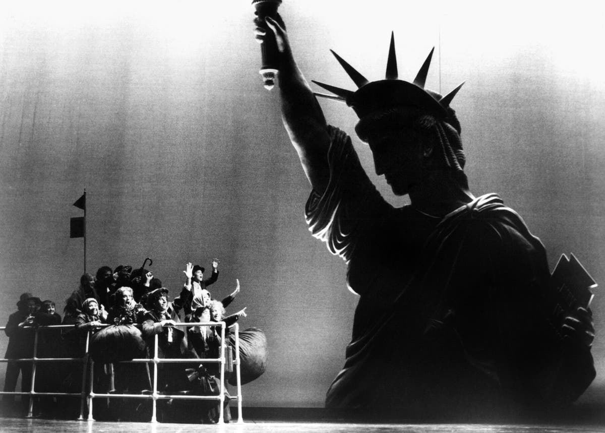 “Rags”, a colaboração do Sr. Strouse com Stephen Schwartz e Joseph Stein em 1986, encerrou após quatro apresentações. “O 'Rags' que poderia ter sido”, escreveu Frank Rich no The New York Times, “é melhor ouvido na trilha do Sr. Strouse”.Crédito...Festival de fotos