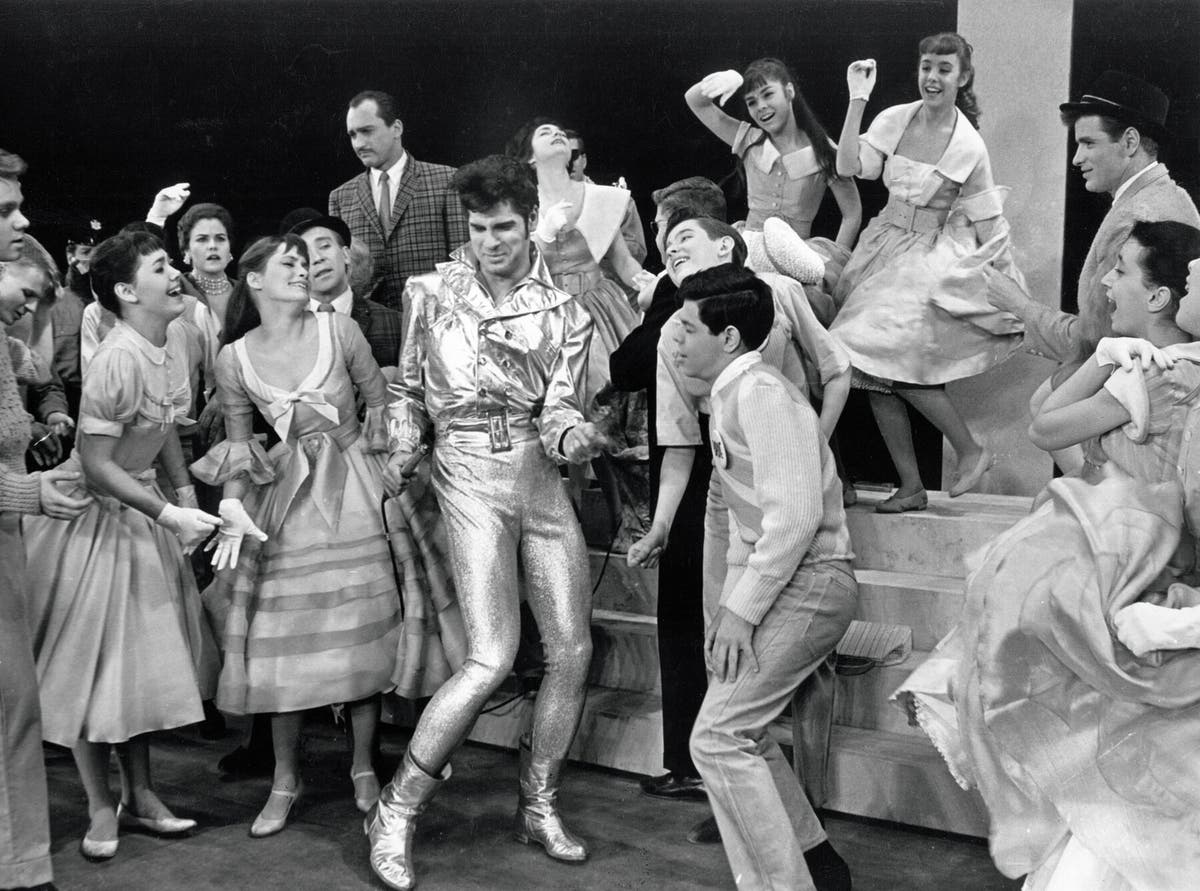 Dick Gautier interpretou Conrad Birdie, um astro do rock 'n' roll muito parecido com Elvis Presley, em “Bye Bye Birdie” (1960), o primeiro espetáculo da Broadway do Sr. Strouse.Crédito...via Photofest