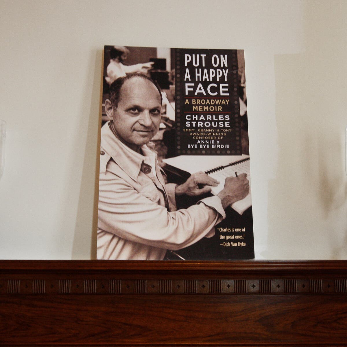 “Put On a Happy Face” era o nome de uma das canções mais conhecidas do Sr. Strouse e de seu livro de memórias, publicado em 2008.Crédito...Ruth Fremson/The New York Times