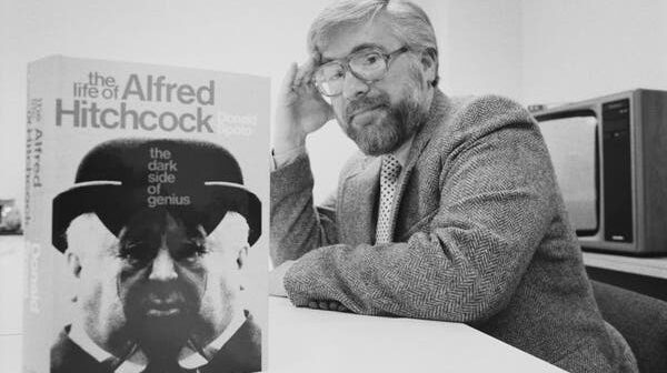 Donald Spoto em 1983. Ele escreveu mais de duas dúzias de livros, mas ficou mais conhecido por sua biografia de Alfred Hitchcock, publicada naquele ano. (Crédito da fotografia: Cortesia United News/Popperfoto, via Getty Images)