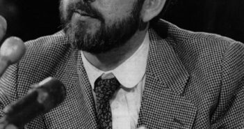 O Sr. Michael Ledeen em 1980, quando era editor executivo do The Washington Quarterly, um periódico que ele ajudou a fundar e que cobre questões de segurança global.Crédito...United Press International