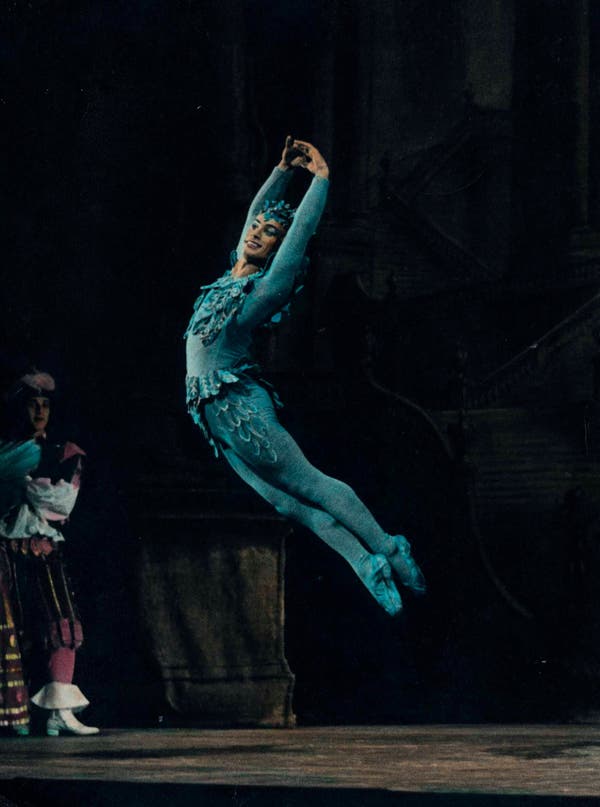 O Sr. Mosaval como o Pássaro Azul em "A Bela Adormecida" em uma foto sem data. Quando o Royal Ballet visitou a África do Sul em 1960, ele foi deixado para trás devido às leis do apartheid.Crédito...Coleção Johaar Mosaval, Museu do Sexto Distrito