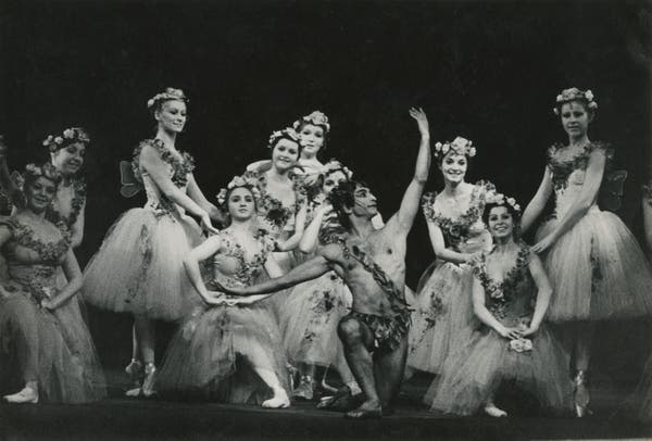 Sr. Mosaval como o brincalhão Puck em “O Sonho”, balé de Frederick Ashton baseado em “Sonho de uma Noite de Verão”, de Shakespeare.Crédito...Coleção Johaar Mosaval, Museu do Sexto Distrito