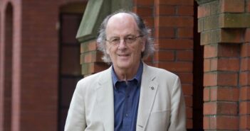 Robert Campbell em 2008. "Ele moldou a maneira como toda uma geração de arquitetos olhava para a cidade", disse um colega. "Ele não via os edifícios tanto como objetos, mas como cenários. Certa vez, ele os descreveu como formandos em uma foto da turma, todos se acotovelando."Crédito...Peter Vanderwarker