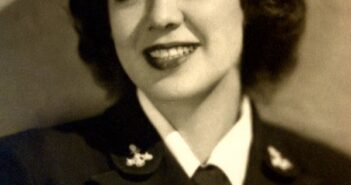 Julia Parsons, depois Julia Potter, por volta de 1942. Seu trabalho de decifração de códigos ajudou as forças aliadas a escapar, atacar e afundar submarinos alemães.Crédito...via Fundação da Segunda Guerra Mundial