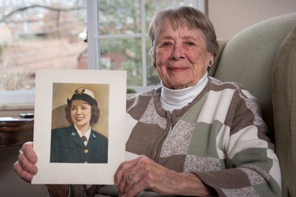 A Sra. Parsons em 2018 em sua casa em Forest Hills, Pensilvânia. Por décadas, ela manteve seu trabalho de decifração de códigos em segredo do marido e dos filhos.Crédito...via Universidade Carnegie Mellon