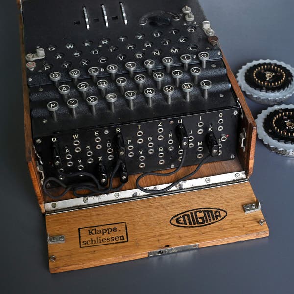Uma máquina Enigma em exposição em Bletchley Park, na Inglaterra, em 2023. O dispositivo foi usado pelos nazistas para gerar mensagens codificadas; o esforço dos Aliados para quebrar esses códigos estava entre os segredos mais bem guardados da Segunda Guerra Mundial.Crédito...Justin Tallis/Agence France-Presse — Getty Images