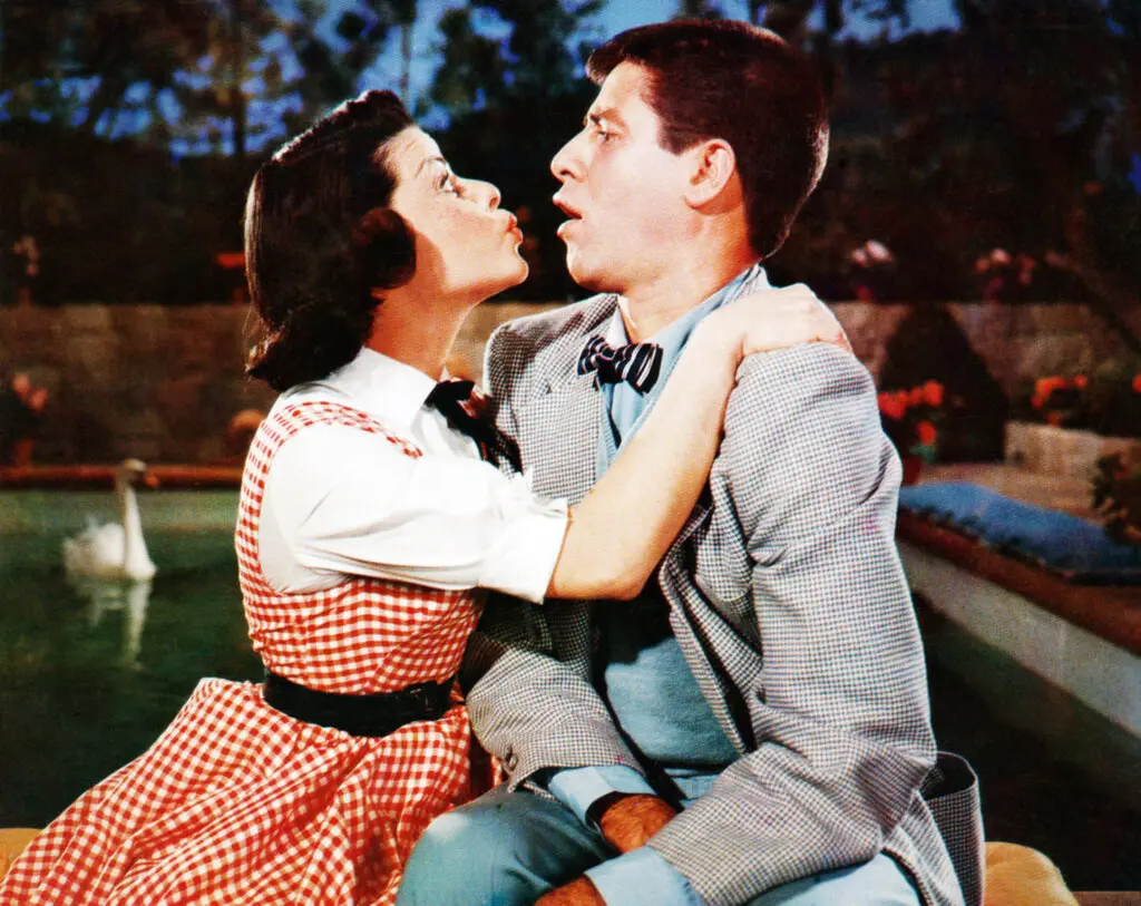 Sra. McCall e Jerry Lewis em "Você Nunca É Jovem Demais" (1955). Foi seu primeiro papel no cinema.Crédito...Paramount, via Everett Collection