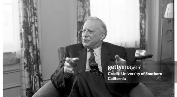 Entrevista, 14 de fevereiro de 1958. Clark M Eichelberger (Diretor Executivo da Associação Americana para as Nações Unidas). A legenda diz: "Fotógrafo: Mentor. Data: 14/02/1958. Atribuição: Eichelberger. Clark M Eichelberger, Diretor Executivo da Associação Americana para as Nações Unidas". (Foto de Los Angeles Examiner/Bibliotecas da USC/Corbis via Getty Images)