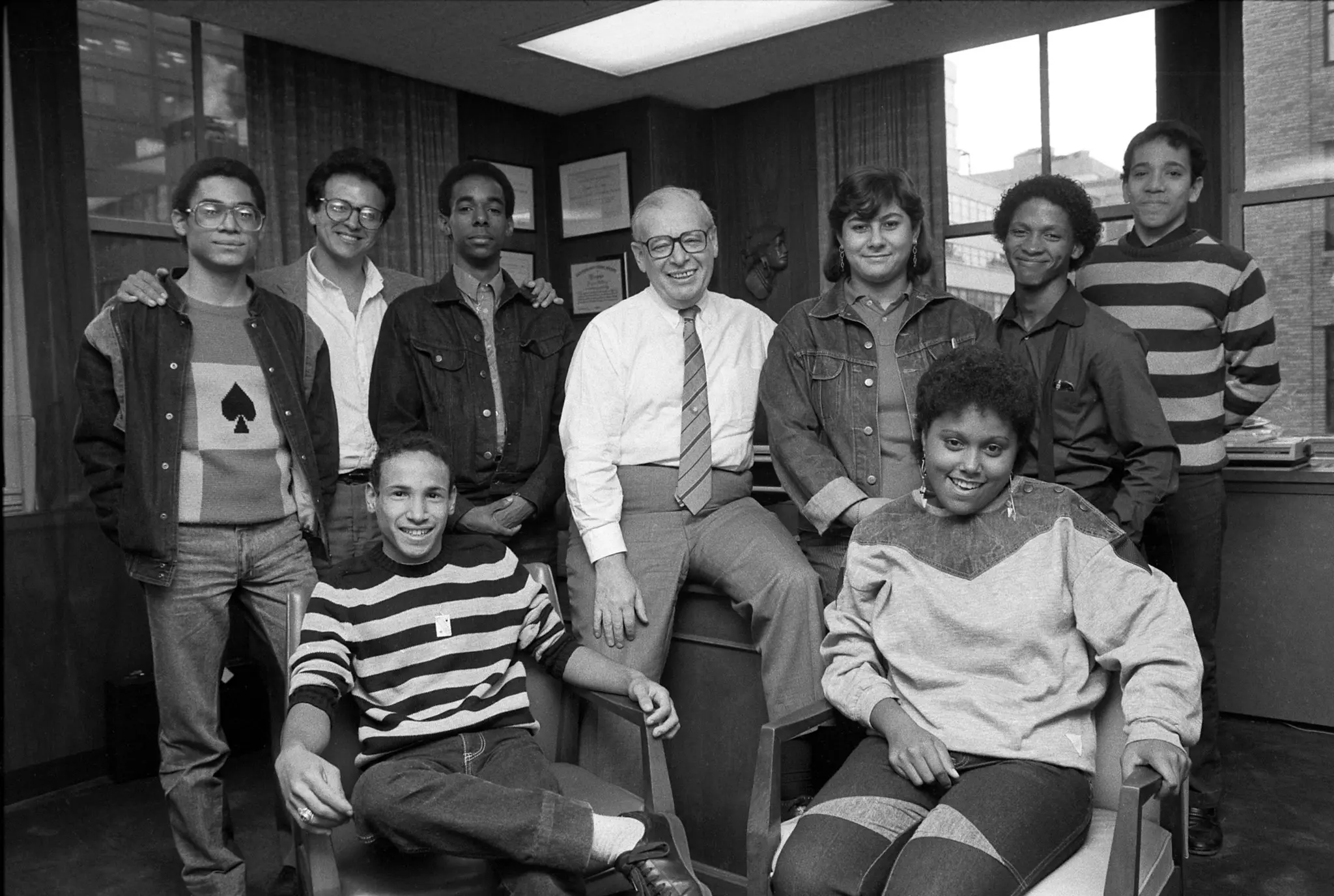 Eugene M. Lang em 1985 com formandos da Escola Pública 121.Crédito...Chester Higgins Jr./The New York Times