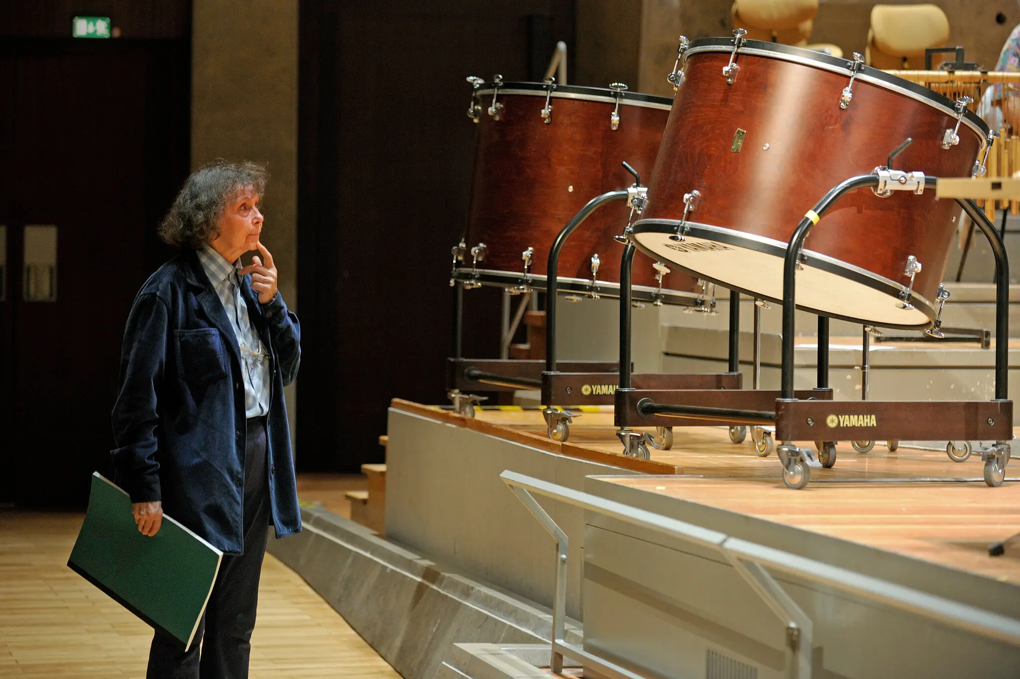 A Sra. Sofia Gubaidulina, em 2009, em um festival de música em Berlim. Ela atribuiu às suas raízes tártaras seu amor pelo uso da percussão em suas composições. Crédito...Kai Bienert/ullstein imagem, via Getty Images